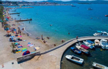 Plaža Bošana, smještena na sjevernoj strani Biograda, šljunčana je plaža s kristalno čistim morem i mirnijim ambijentom, idealna za posjetitelje koji traže opušteniji odmor.