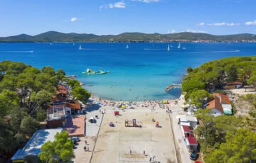 Plaža Soline, najveća biogradska plaža, prostire se uz borovu šumu i dugačak šetališni put, a poznata je po sitnom pijesku i bogatoj ponudi sadržaja za djecu i odrasle.
