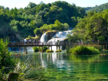 Izlet kroz slapove, otočiće i povijest Nacionalnog parka Krka.